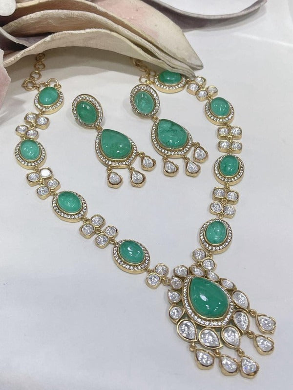 Adroable Kundan Set With Precious Stone