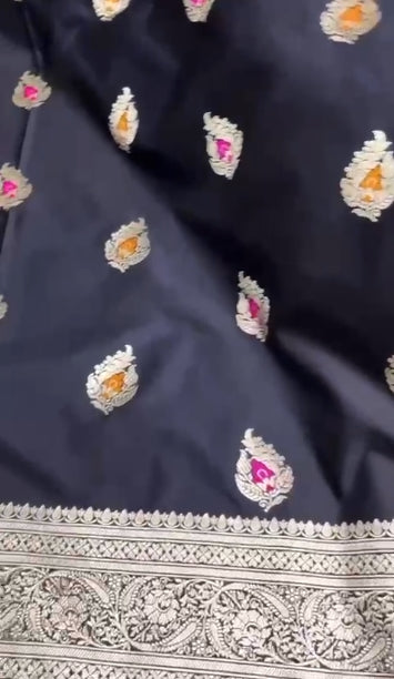 Beautiful Flowy Fabric Zari Weaved Banarasi Mashru Silk Saree