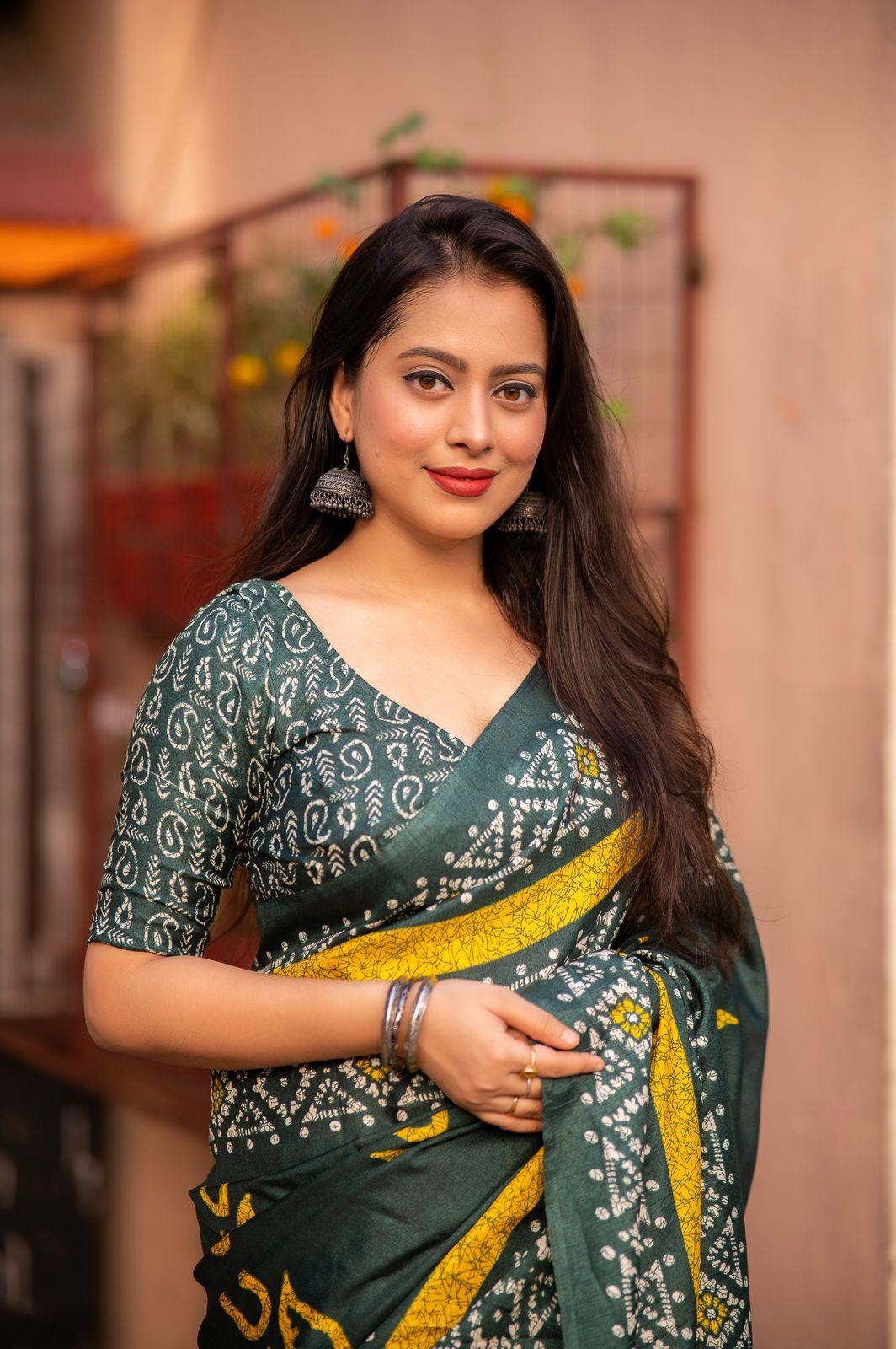 Green Silk Blend Ethnic Motifs Saree with Unstitched Blouse - Hiral Fashion