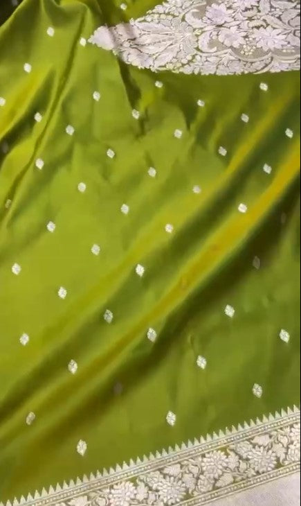 Excellent Banarasi Gold Zari Weaved Mashru Silk Saree