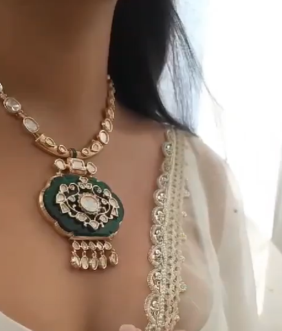 Latest Fashionable Kundan Golden Necklace Set